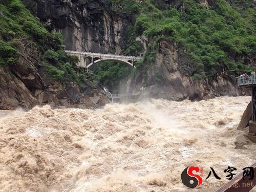 梦到洪水汹涌