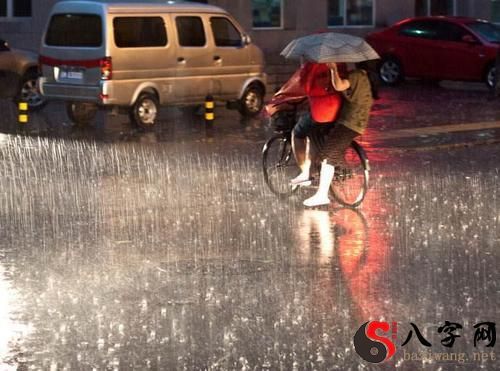 梦见下暴雨