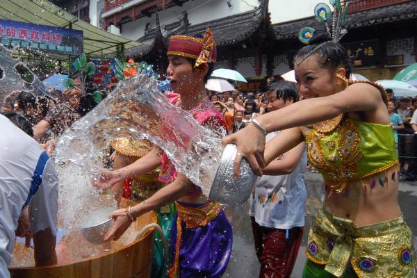 傣族泼水节：一场清凉与欢聚的盛宴